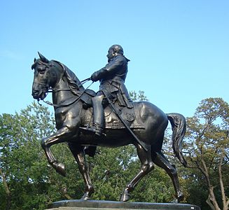 Statuo de Eduardo la 7-a, sur la Reĝina Parko, Toronto. Tiu statuo estis origine lokita en Delhio, Barato, en 1919 sed ĝi estistranslokigita al Kanado en 1969.