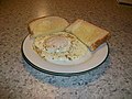 Versta kiaušinienė, pagardinta su druska ir pipirais