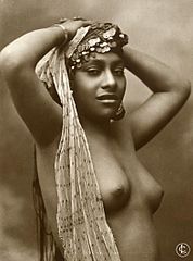 Egypte. Etude de nu. Élégante aux bijoux. Tirage argentique d'époque. Circa 1900. 14 x 20 cm. II065.jpg