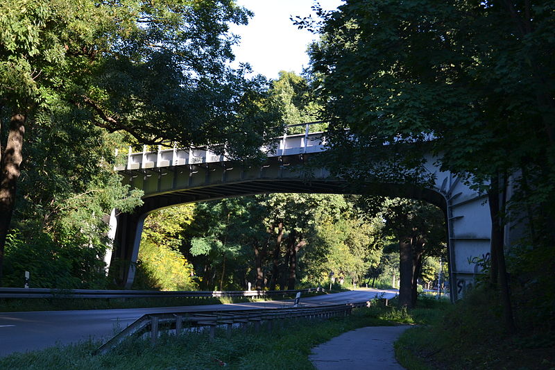 File:Eisenbahnbrücke Tasdorf 3.JPG