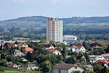 Eisenstadts einziges Hochhaus aus 1971, mit 17 Stöcken und 51 m Höhe bis heute das höchste des Burgenlands und umstritten[15]