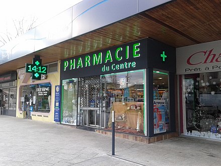 French pharmacy signs often feature a display showing time and temperature