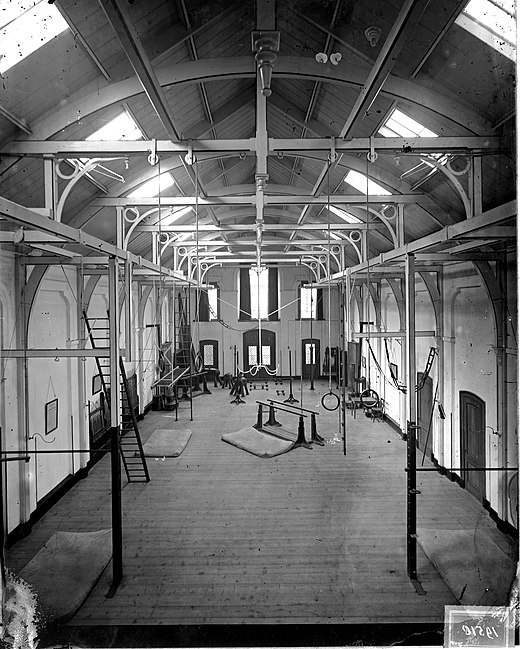 Interieur van een gymzaal uit de late negentiende eeuw. (Leiden)