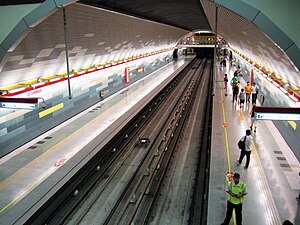 Estación Los Domínicos, U-Bahn von Santiago.jpg