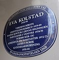 16: Blå plakett ved inngangen til Venstres Hus om Eva Kolstad, som hadde kontor i bygningen både som Venstre-leder og likestillingsombud (skiltet har feil årstall)