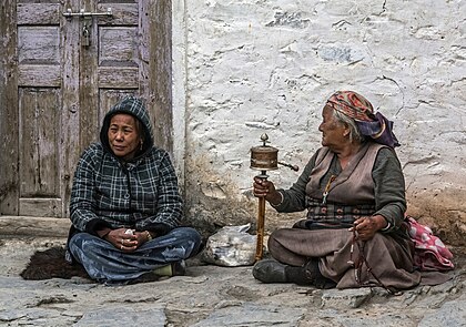 Mulheres orando no Nepal. Hoje é o feriado nacional nepalês Aniversário de Buda (Buddha Purnima). É um festival essencialmente budista celebrado na maior parte do Sul, Sudeste e Leste da Ásia, comemorando o nascimento do príncipe Sidarta Gautama, que se tornou o Gautama Buda e fundou o budismo. Segundo a tradição budista e os arqueólogos, Gautama Buda, por volta de 563–483 a.C., nasceu em Lumbini, no Nepal. O ano exato do aniversário do Buda é baseado na convenção do Sri Lanka, enquanto vários calendários lunissolares asiáticos atribuem dias lunares diferentes. A data para a celebração do aniversário do Buda, portanto, varia de ano para ano no calendário gregoriano ocidental. (definição 4 775 × 3 350)