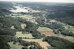 Flygfoto över Falerum och Åkervristen i bakgrunden.