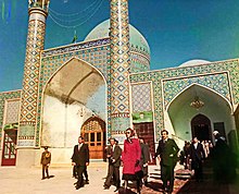Farah Pahlavi i Al-Hamza-moskén i Kashmar 2.jpg