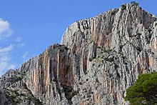 Vertical sedimentary rock layers on the island of Hvar Felswand - Hvar.jpg