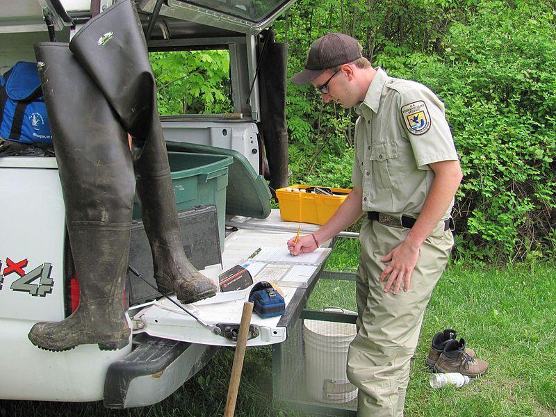 File:Field work at the Lake Champlain Fish and Wildlife Resources Office. (6965094851).jpg