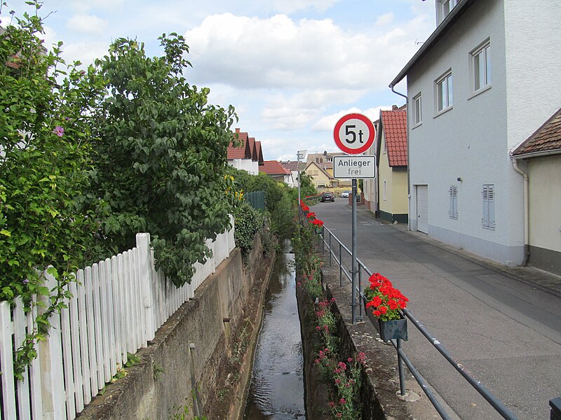 File:Flügelsbach, 14, Nierstein, Landkreis Mainz-Bingen.jpg