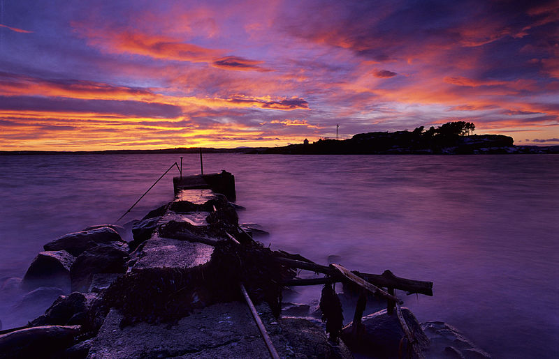 File:Flammende solnedgang ved Gullholmsundet på søndre Jeløy.jpg