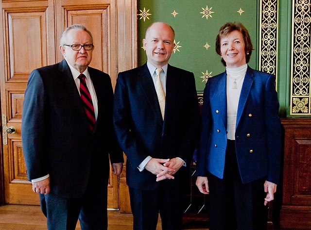 Hague stands with members of The Elders organisation: Martti Ahtisaari, former President of Finland and Nobel Peace Laureate, and Mary Robinson, forme