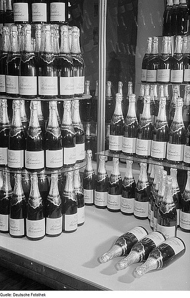 File:Fotothek df roe-neg 0006713 012 Ausgestellter sowjetische Schaumwein auf der Leipziger Herbstmesse 1954.jpg