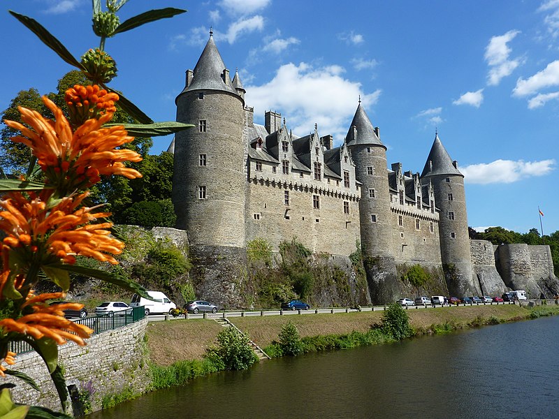 File:Fr Josselin Castle from river with flowers.JPG