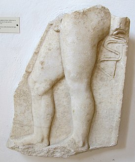 Frammento di stele funebre con gambe di bambino, 450 ac. ca..JPG