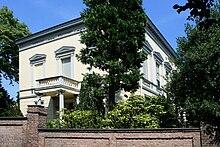 Wohnhaus (Villa mit Gartenanlage)