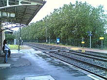 Das Innere des Bahnhofs mit den Gleisen, Bahnsteigen und dem alten Passagiergebäude