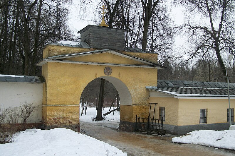 File:Gates of Saint Michael Church in Arkhangelskoye.jpg