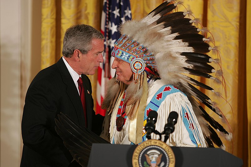 File:George W. Bush greets Benjamin Nighthorse Campbell.jpg