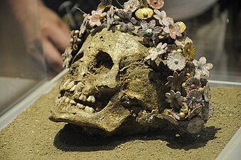 Esqueleto con corona de flores de cerámica, del siglo IV a. C.