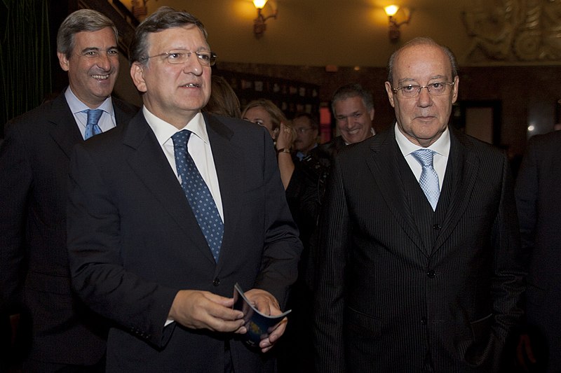 File:Giving of the "Honour Dragon" Award to José Manuel Barroso, President of the EC.jpg