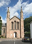 Fochabers, Castle Street, Gordon Chapel (Episcopal Church) va Gordon Chapel House (Parsonage)