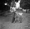 Gospodar s teličkom in hčerko, Markovščina 1955.jpg