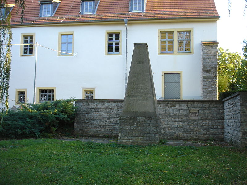 File:Grünanlage gegenüber Schloßgasse 22; Bodenreformdenkmal.JPG