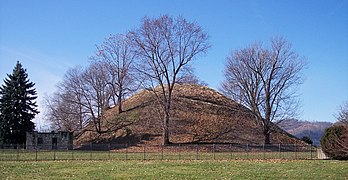 Túmulo Adena o montículo funerario. Montículo Grave Creek en Virginia Occidental, Estados Unidos.