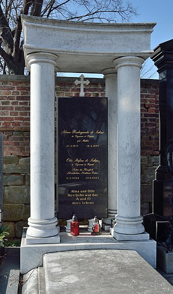 File:Grave of Alma and Otto De Sakac, Hietzinger Friedhof 01.jpg