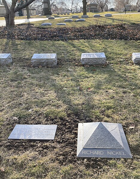 File:Grave of Richard Nickel (1928–1972) at Graceland Cemetery, Chicago.jpg