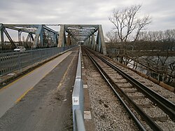A Gubacsi híd háromnyílású, alsó pályás, rácsos szerkezetű gerendahíd