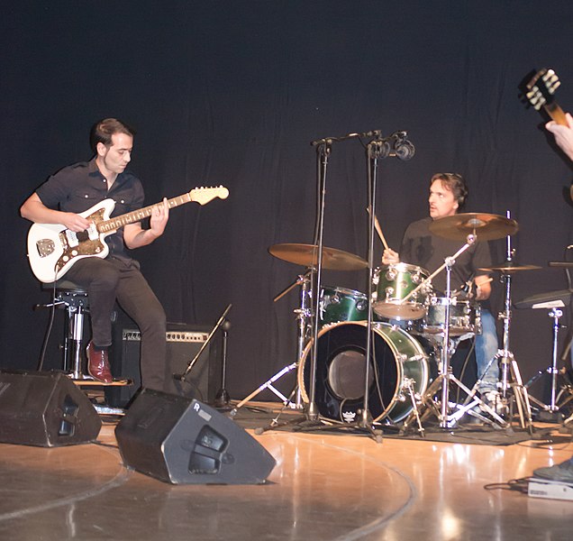 File:Guitarrista y baterista de Ratolines en el IX Festival Internacional de Mediometrajes La Cabina.jpg