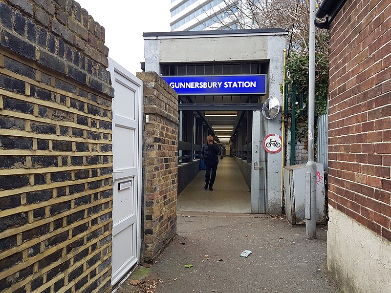 File:Gunnersbury station 20190113 134958 (49456199402).jpg