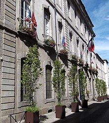 L'Hôtel de Rolland (XVIIIe siècle) abrite le bureau du Maire et de ses adjoints, ainsi que de nombreux services administratifs de la mairie.