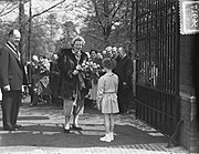 Koningin Juliana opent tuin Paleis Noordeinde voor publiek, 29 april 1953 (Nationaal Archief)