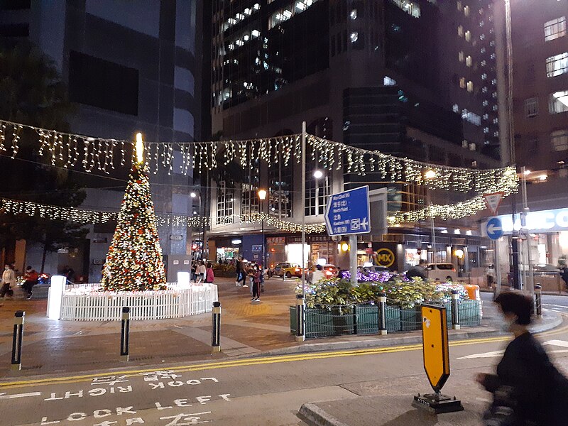 File:HK 上環 Sheung Wan 摩利臣街 Morrison Street 永樂街 Wing Lok Street public square 假日行人坊 Holiday bazaar Xmas tree decorations lighting December 2020 SS2 04.jpg