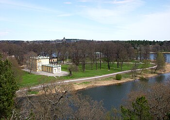 Illustrationen til venstre viser en udsigt fra Hulebjerget mod nordøst ved 1800-tallet begyndelse. 
 I billedcentrum ses Gustav IIIs pavillong, Ekotemplet og Amor og Psyketemplet. 
 Længst i baggrunden rejser træmodellen til obelisken på Slotskassen som fandtes i højden syd for Villa Frescati sig. 
 Billeder til højre viser samme vy i maj 2010.