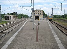 Main platform seen from the southern end. The line towards Berlin on the right, towards Schwerin on the left Hagenow Land Keilbahnsteig li-Schwerin re-Berlin 1.jpg