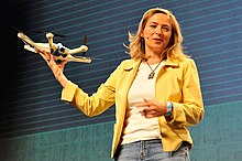Helen Greiner hält eine Drohne, 2015