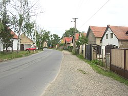 Průjezdní ulice v západní části obce, ve směru od Vojkovic