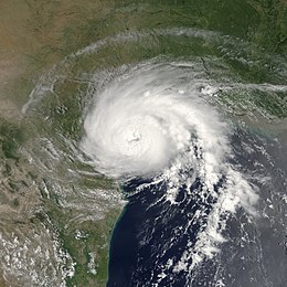 Vue de la tempête depuis l'espace le 15 juillet 2003. La tempête à peu près circulaire est sur le point de toucher terre au Texas.  Le Mexique et la Louisiane sont vus respectivement au sud et au nord.