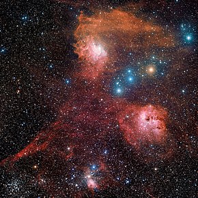 Emisní mlhoviny IC 405 (nahoře), IC 410 (vpravo) a IC 417 (dole). V levém dolním rohu je otevřená hvězdokupa M 38 a vedle ní NGC 1907.