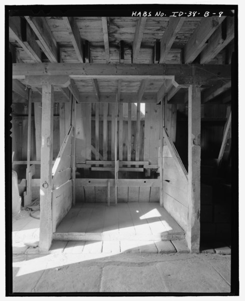 File:INTERIOR, STALL, FIRST FLOOR, LOOKING NORTH - Broadway Livery, Feed Barn, West of North Broadway Street, Montour, Gem County, ID HABS ID,23-MONT,3B-8.tif