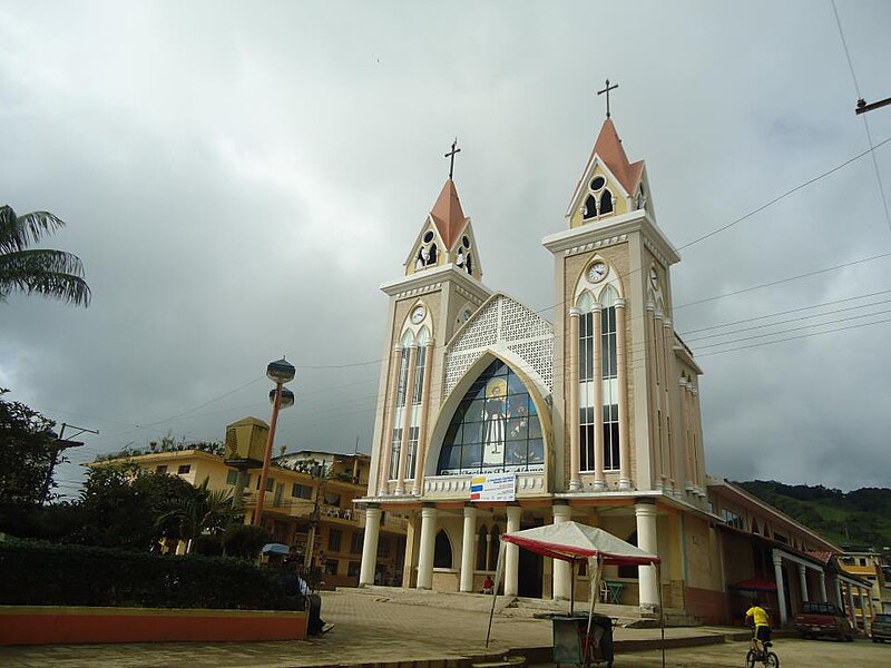 File:Iglesia catedral San Jacinto de Alamor.jpg