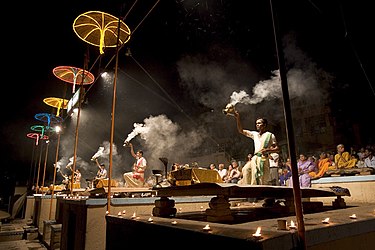 Índia - cerimônia de puja de Varanasi - 1772.jpg