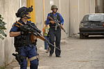 Tabuk keskin nişancı tüfeğiyle Iraklı polis memuru.jpg