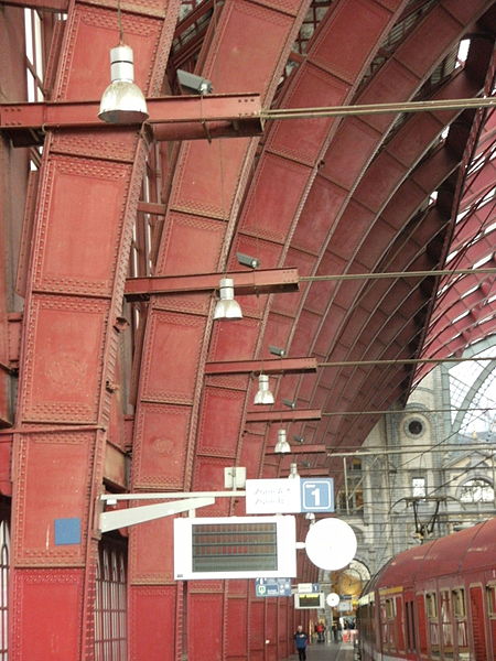 File:Iron contruction roof main hall Central Station.jpg