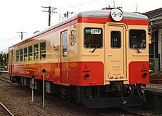 いすみ鉄道はキハ52（写真左）などの旧国鉄の気動車を譲受して国鉄当時の塗装に戻し（リバイバル塗装）、それを使用した団体列車を多数運行することによって乗客誘致を図っている。右のキハ20 1303やいすみ350形は、新製車でありながらそれら国鉄形車両に似せた外観となっている。